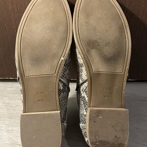 TOMS Woman’s Textured Loafers - Black and Gray